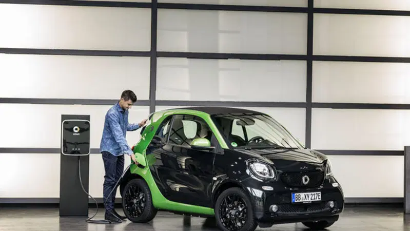 smart: a Parigi arriva l'intera gamma elettrica