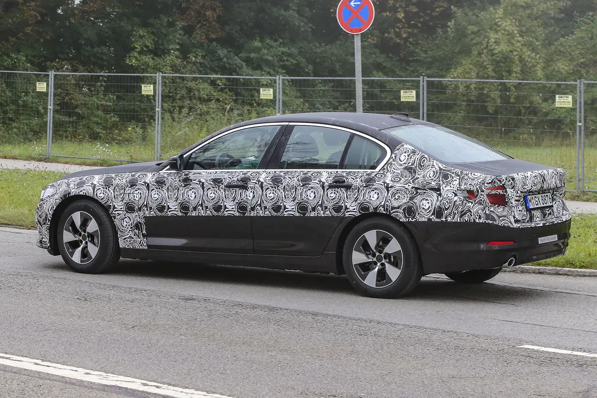 Nuova BMW Serie 5: spiate le versioni ibrida e Touring