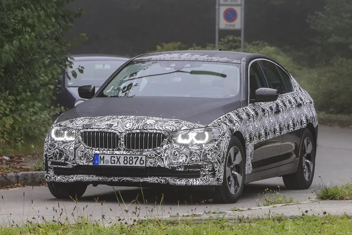 Nuova BMW Serie 5: spiate le versioni ibrida e Touring (2)