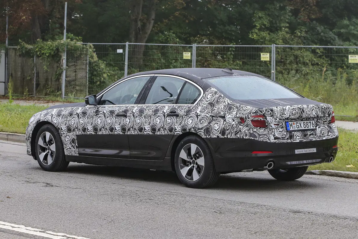 Nuova BMW Serie 5: spiate le versioni ibrida e Touring (3)