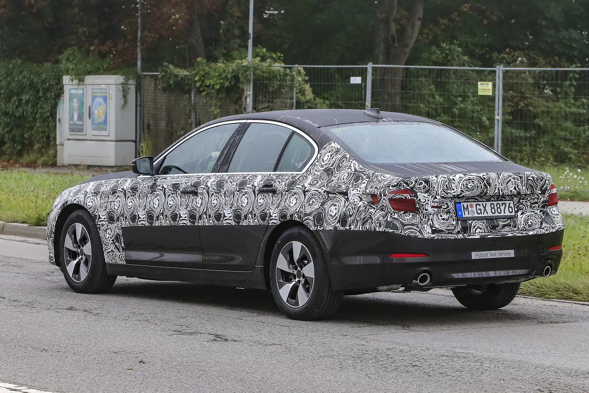 Nuova BMW Serie 5: spiate le versioni ibrida e Touring (4)