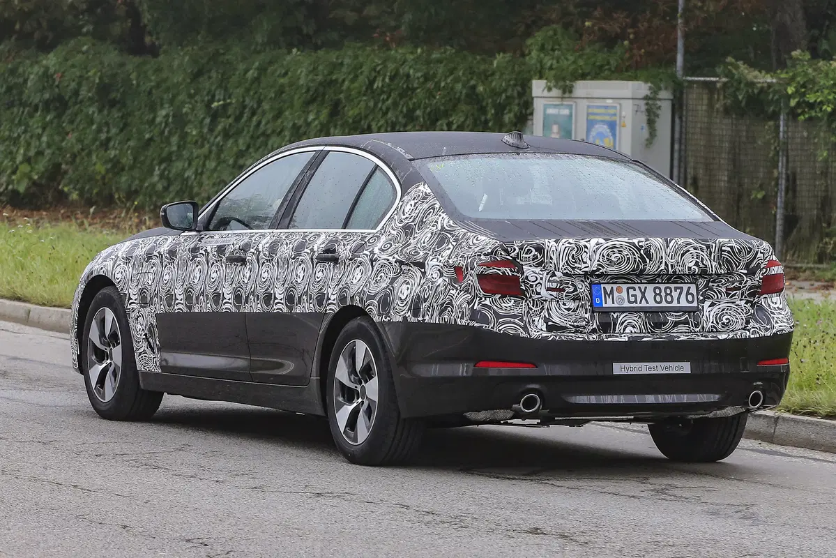 Nuova BMW Serie 5: spiate le versioni ibrida e Touring (5)