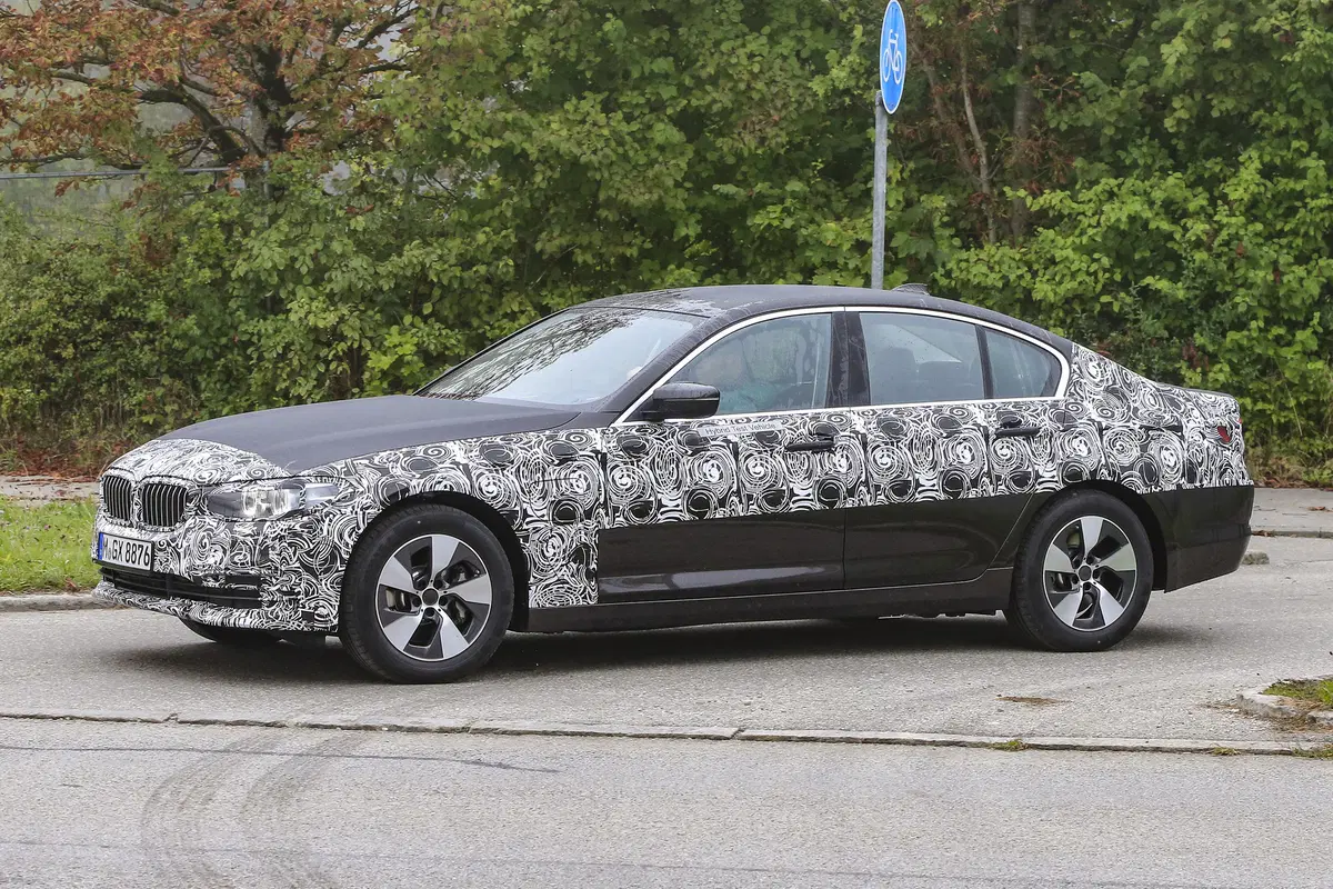 Nuova BMW Serie 5: spiate le versioni ibrida e Touring (8)