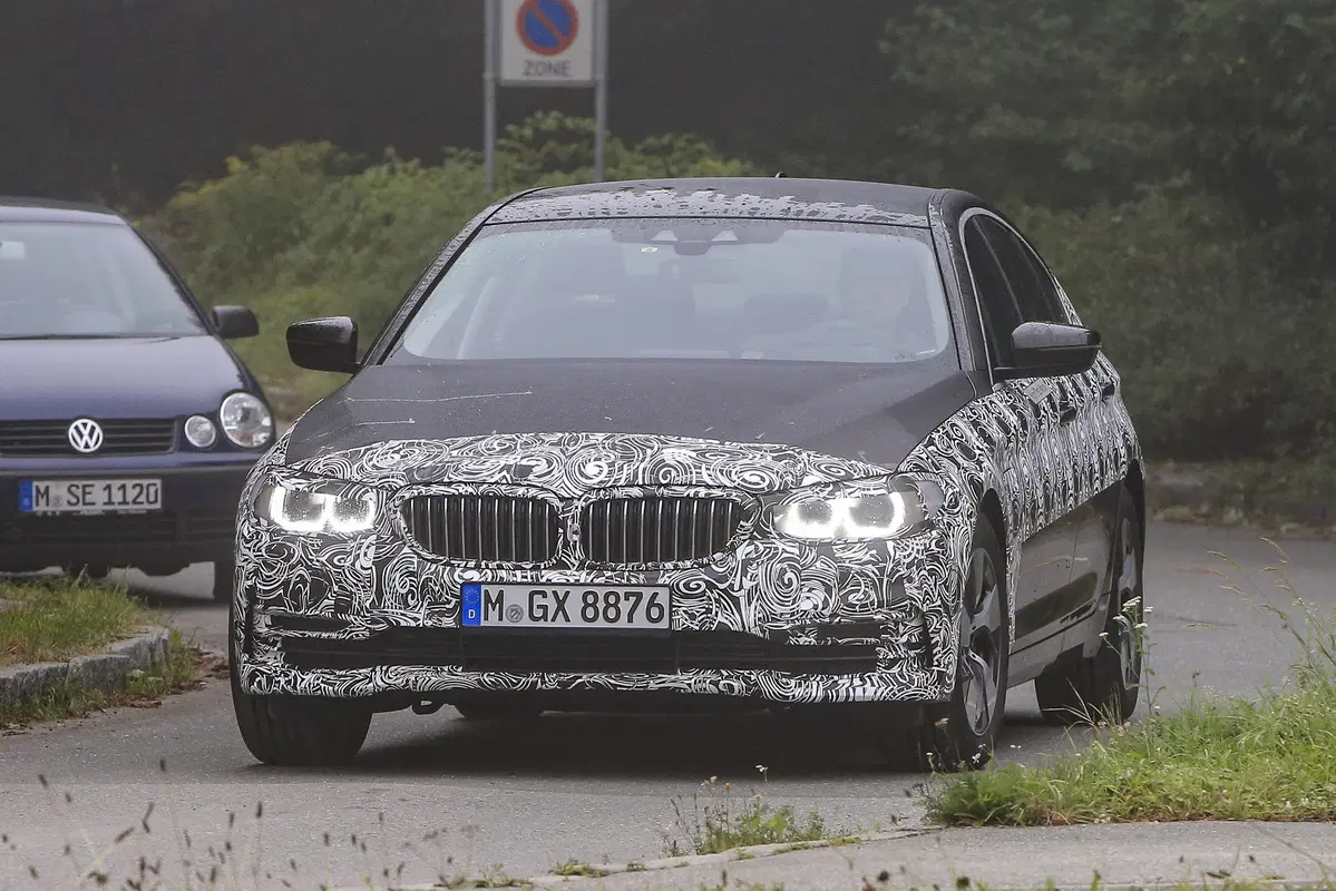 Nuova BMW Serie 5: spiate le versioni ibrida e Touring (7)