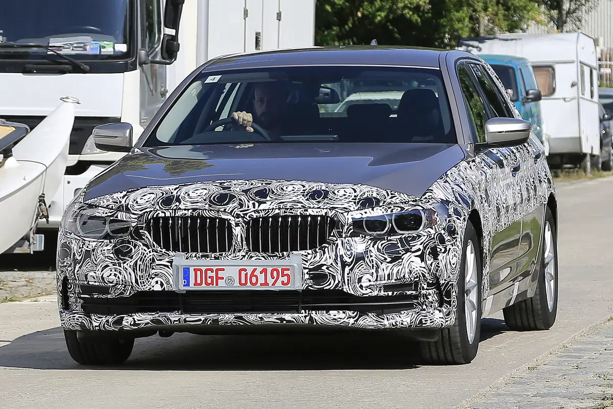Nuova BMW Serie 5: spiate le versioni ibrida e Touring (6)