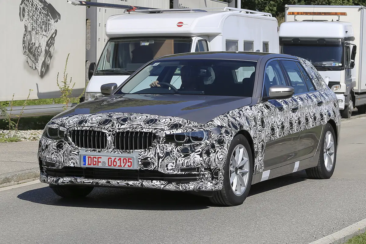 Nuova BMW Serie 5: spiate le versioni ibrida e Touring (9)