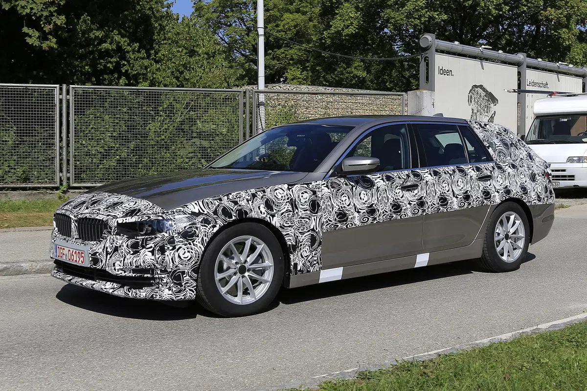 Nuova BMW Serie 5: spiate le versioni ibrida e Touring (10)