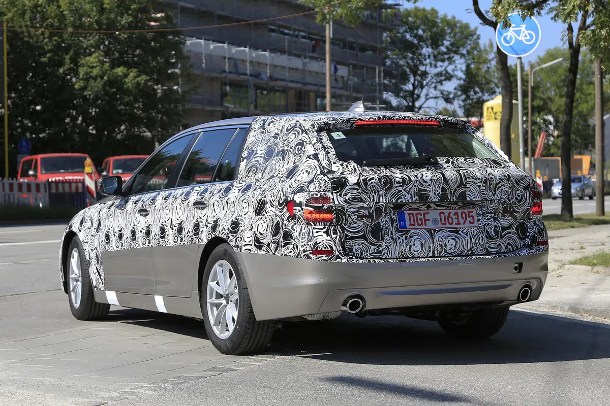 Nuova BMW Serie 5: spiate le versioni ibrida e Touring (12)