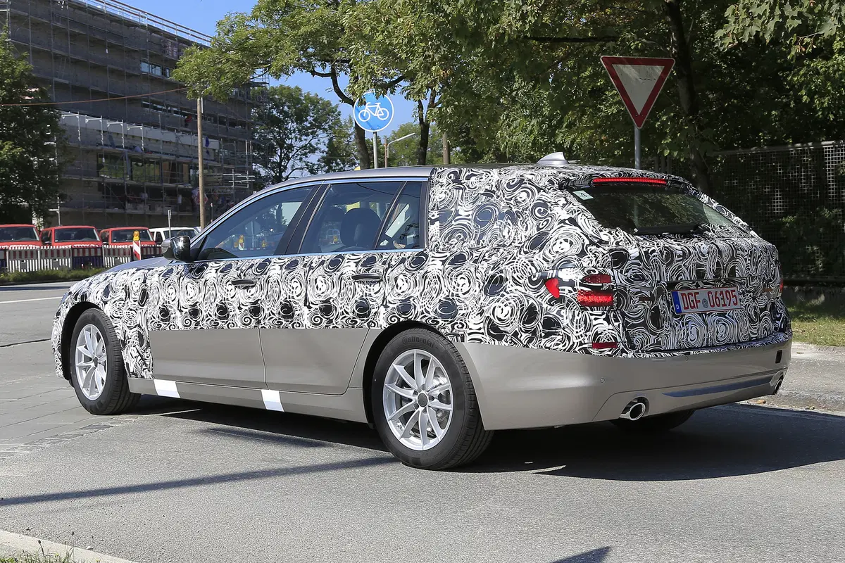Nuova BMW Serie 5: spiate le versioni ibrida e Touring (14)