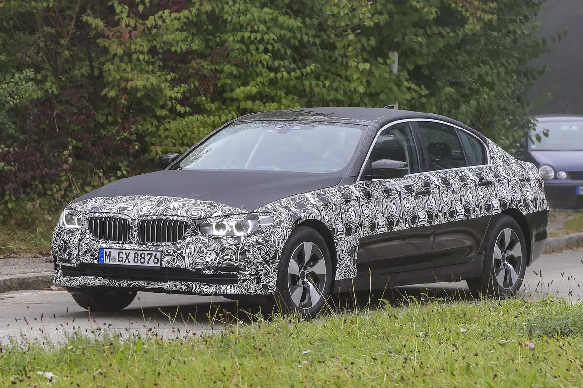 Nuova BMW Serie 5: spiate le versioni ibrida e Touring (16)