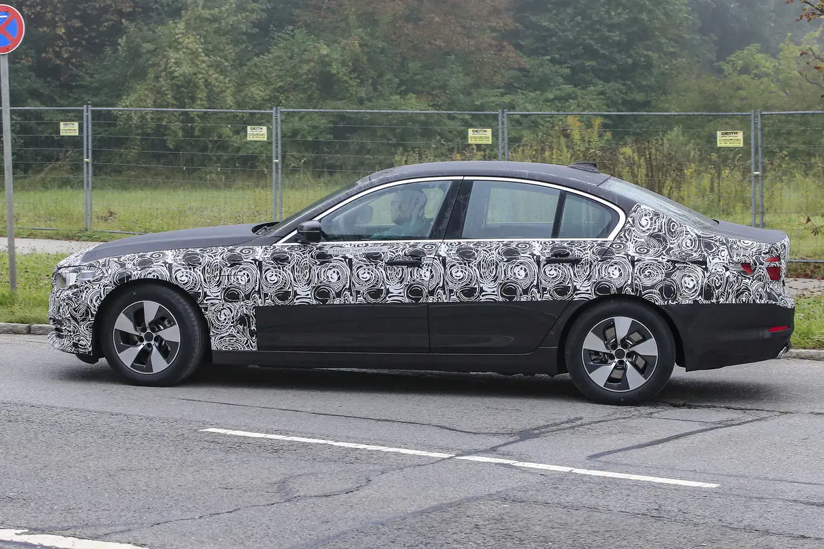 Nuova BMW Serie 5: spiate le versioni ibrida e Touring (17)