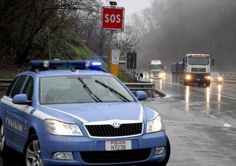 Fuga dalla Polizia a 180 km/h, perde 78 punti della patente