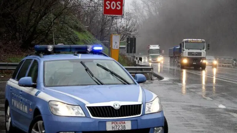 Fuga dalla Polizia a 180 km/h, perde 78 punti della patente