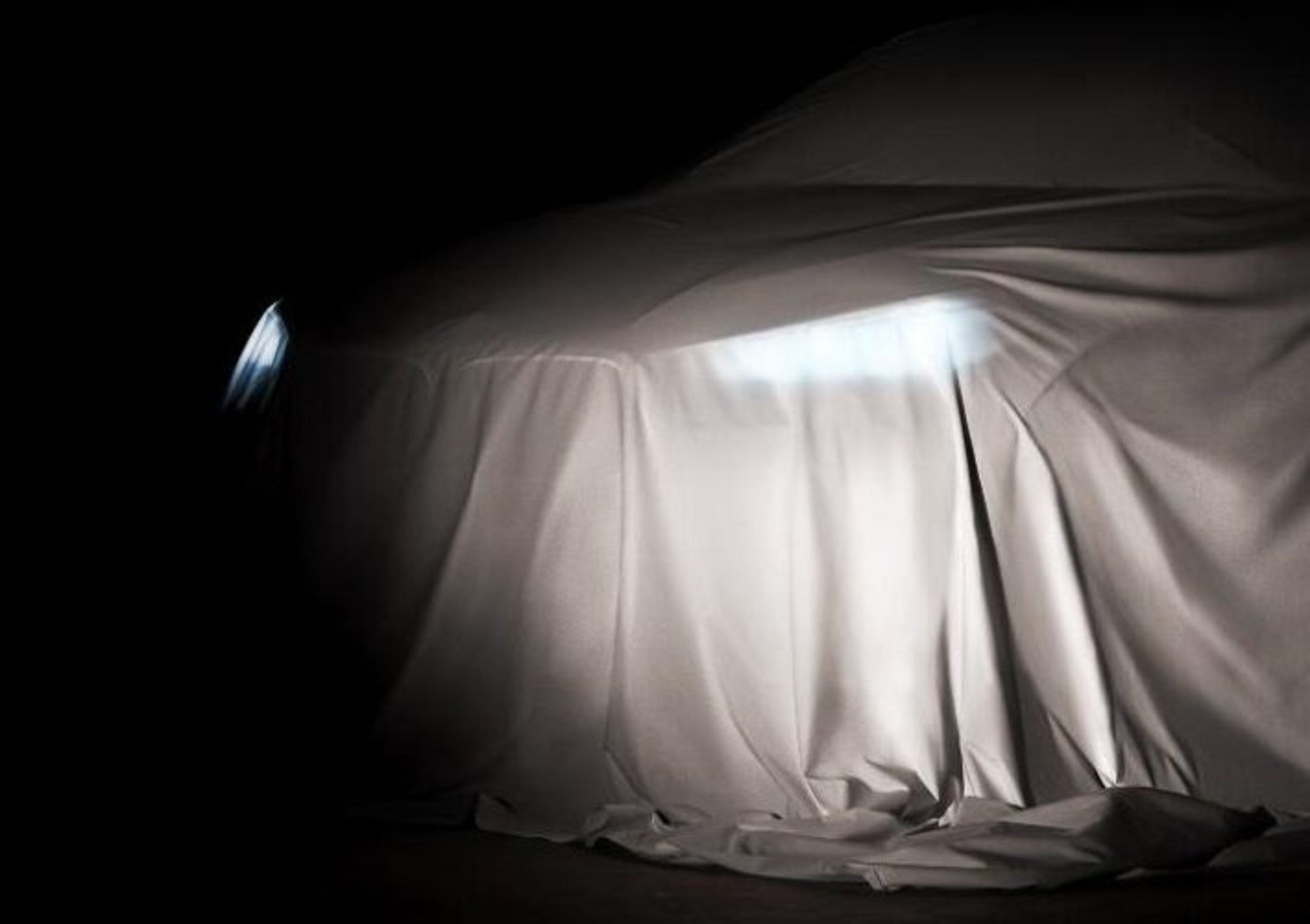 BMW X2, ecco i teaser prima del debutto a Parigi