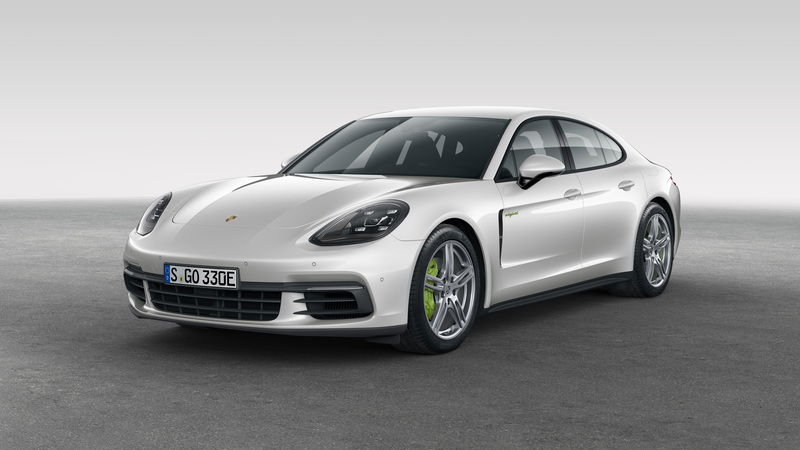 La linea filante della nuova Porsche Panamera 2017 in questa variante ibrida