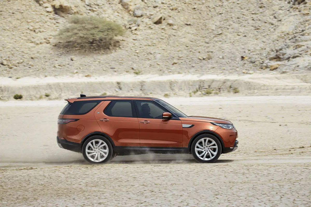 Salone di Parigi 2016: ecco la nuova Land Rover Discovery  (4)