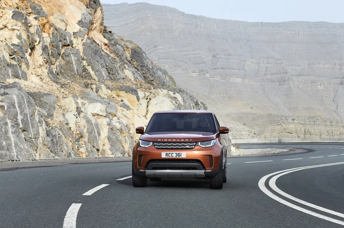 Salone di Parigi 2016: ecco la nuova Land Rover Discovery  (14)