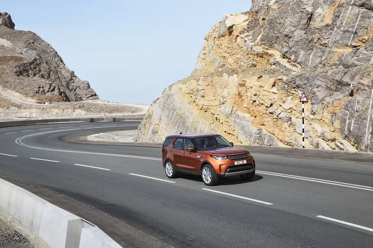 Salone di Parigi 2016: ecco la nuova Land Rover Discovery  (17)