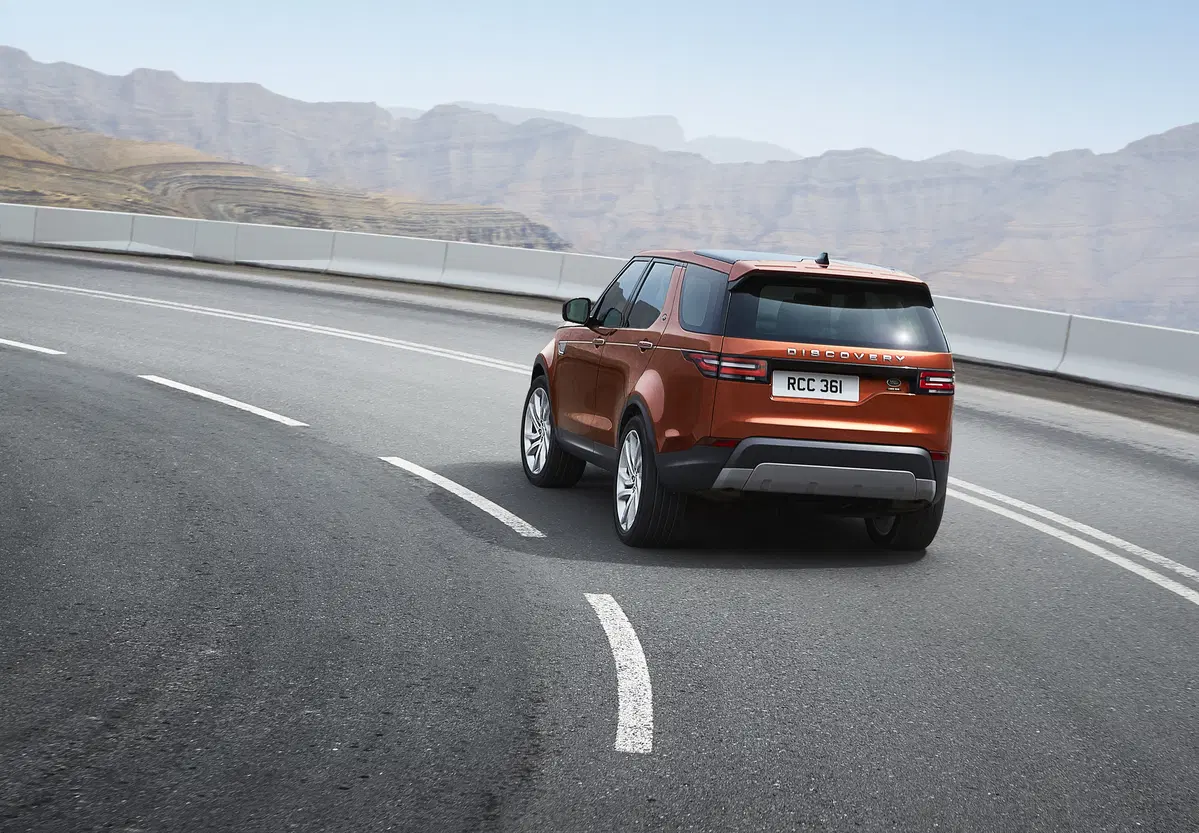 Salone di Parigi 2016: ecco la nuova Land Rover Discovery  (18)