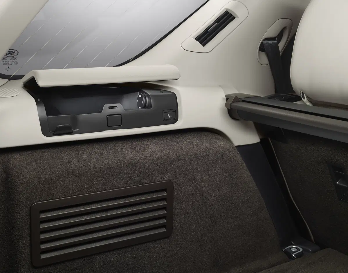 Salone di Parigi 2016: ecco la nuova Land Rover Discovery  (19)