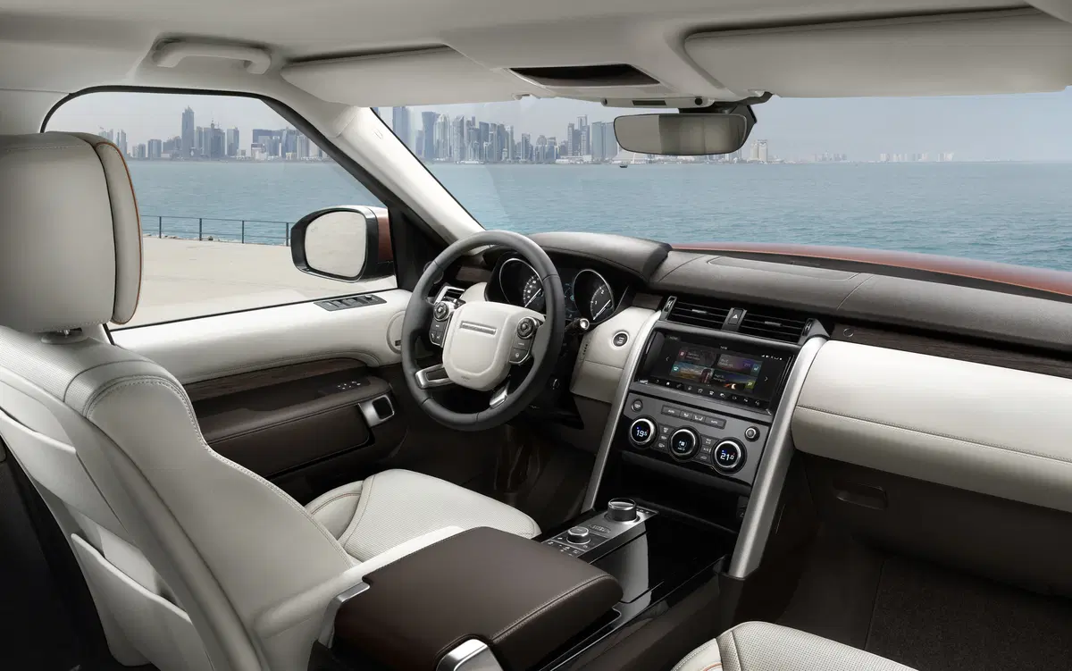 Salone di Parigi 2016: ecco la nuova Land Rover Discovery  (35)