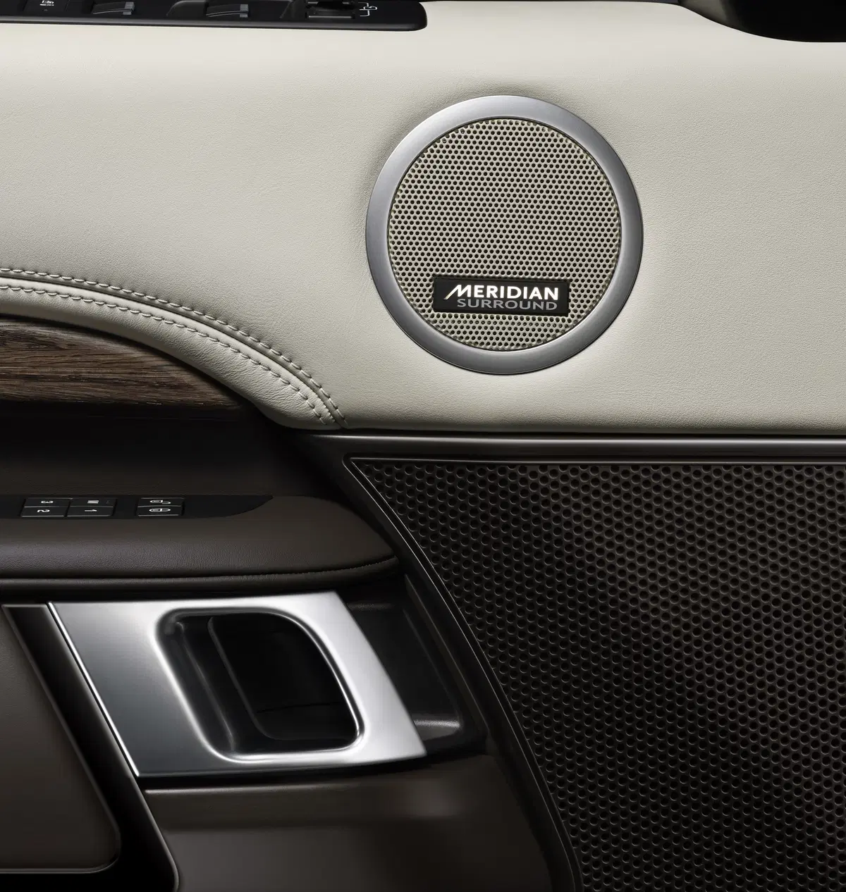 Salone di Parigi 2016: ecco la nuova Land Rover Discovery  (28)