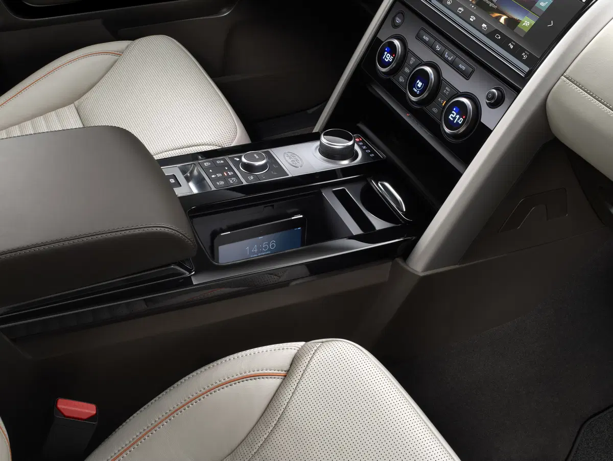 Salone di Parigi 2016: ecco la nuova Land Rover Discovery  (41)