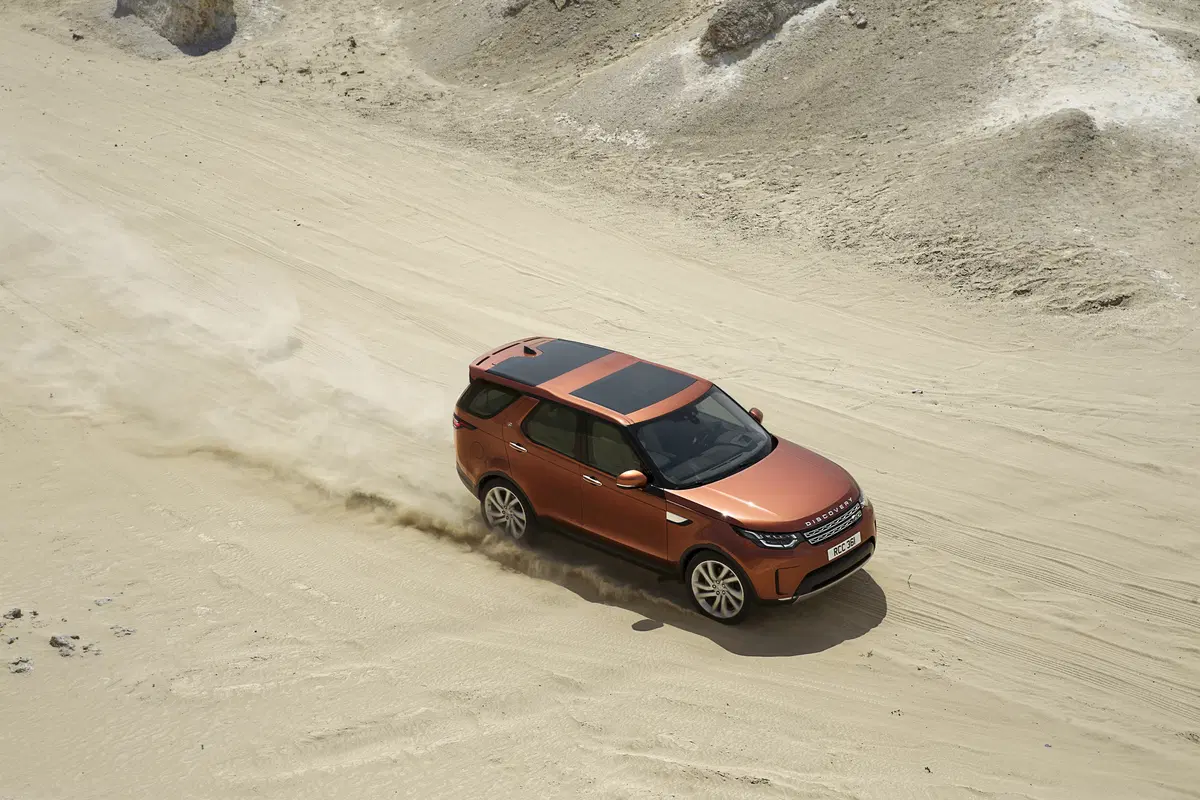 Salone di Parigi 2016: ecco la nuova Land Rover Discovery  (40)