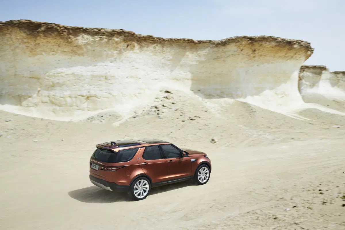 Salone di Parigi 2016: ecco la nuova Land Rover Discovery  (42)