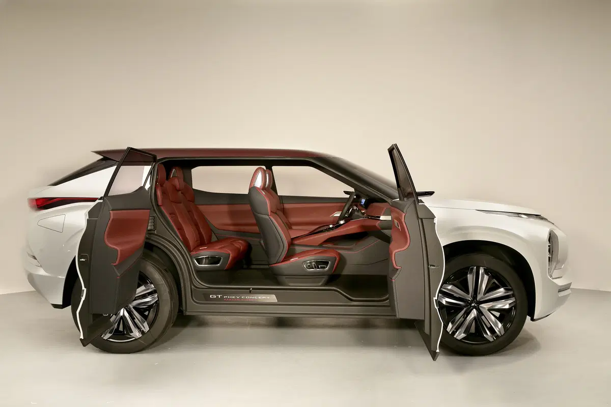 Salone di Parigi 2016: debutto per Mitsubishi GT-PHEV concept (9)