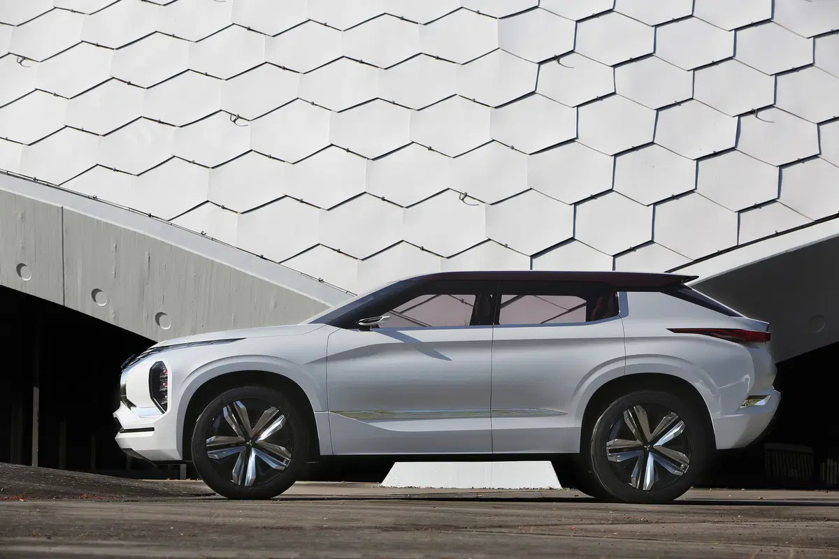 Salone di Parigi 2016: debutto per Mitsubishi GT-PHEV concept (4)
