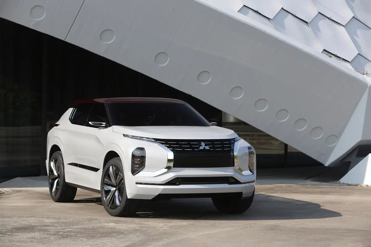 Salone di Parigi 2016: debutto per Mitsubishi GT-PHEV concept (7)