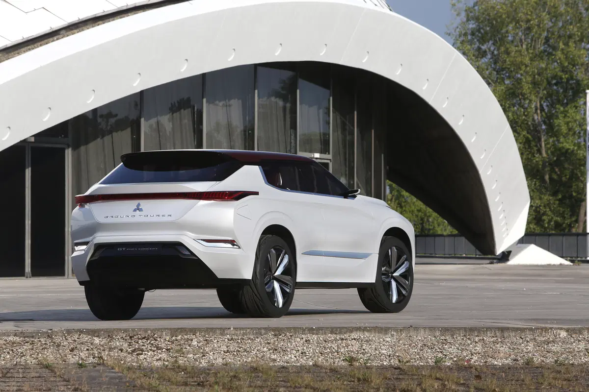 Salone di Parigi 2016: debutto per Mitsubishi GT-PHEV concept (6)