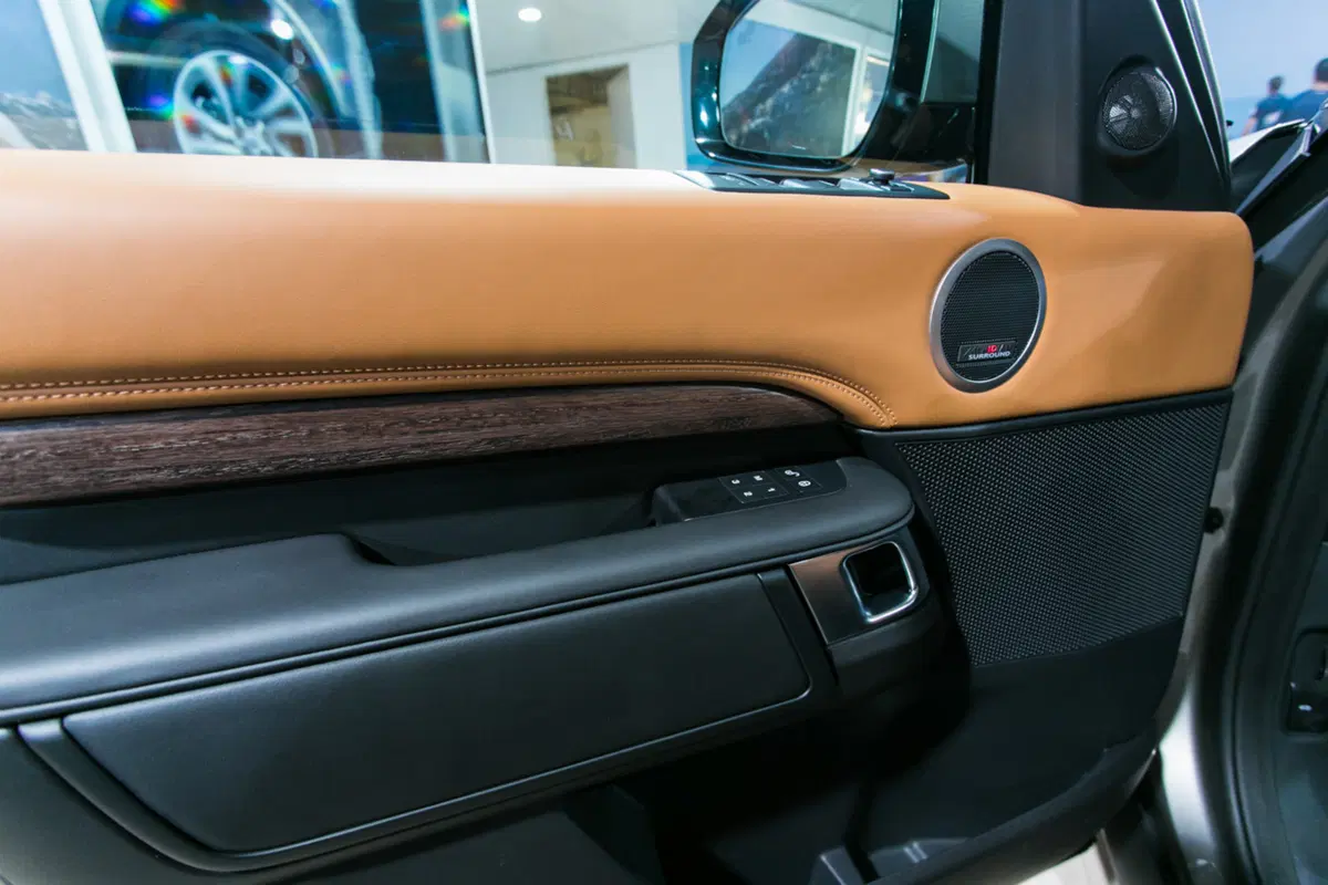 Land Rover al Salone di Parigi 2016 (12)