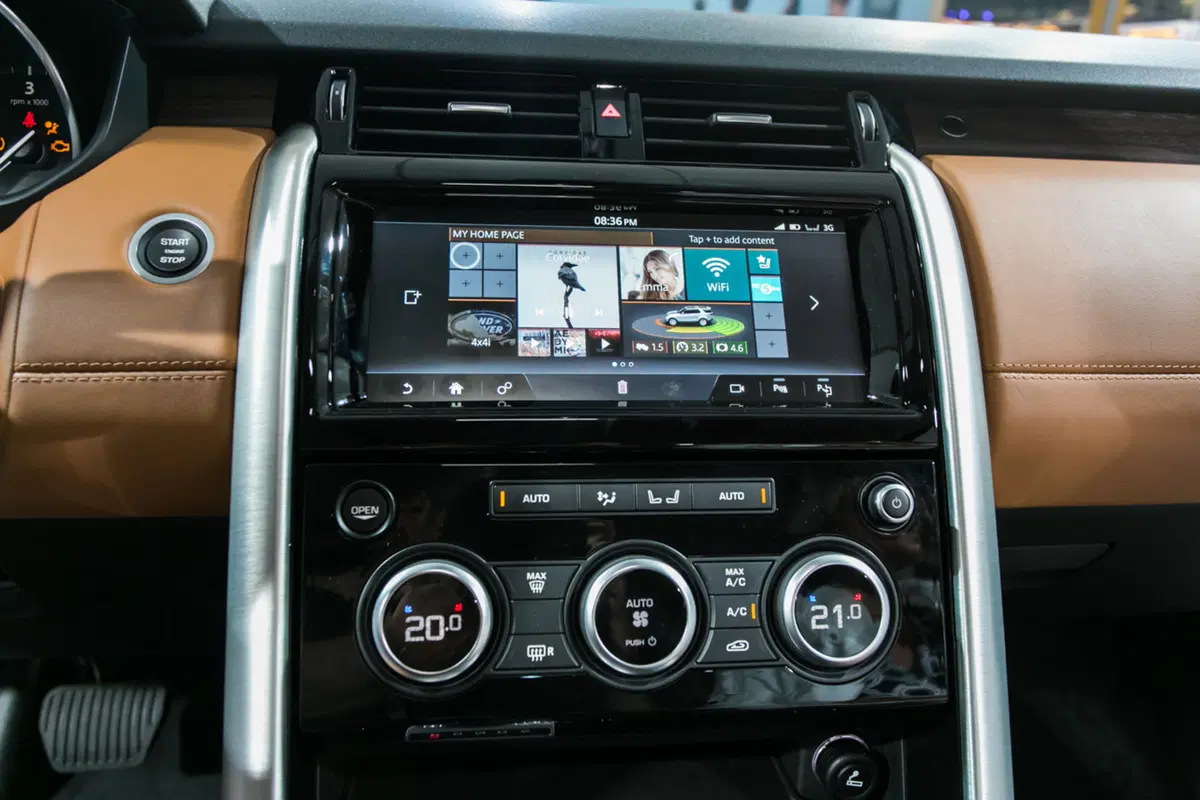 Land Rover al Salone di Parigi 2016 (16)