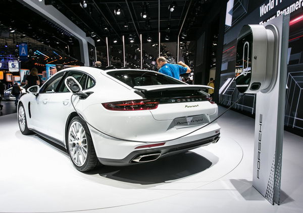 Porsche al Salone di Parigi 2016 [Video]