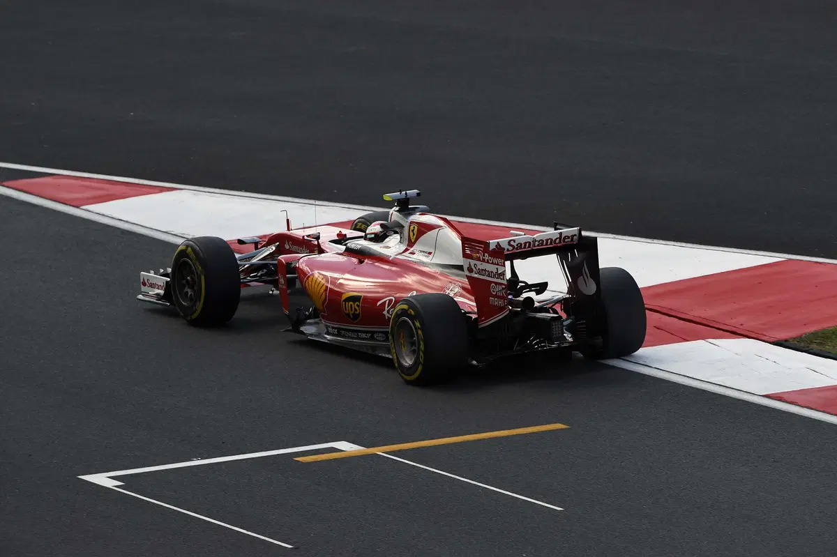 F1, Gp Malesia 2016, FP2: Hamilton al top