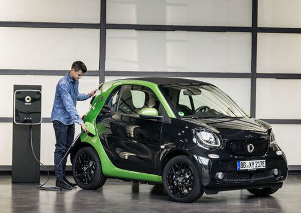 Salone di Parigi 2016: ecco la smart electric drive [Video]