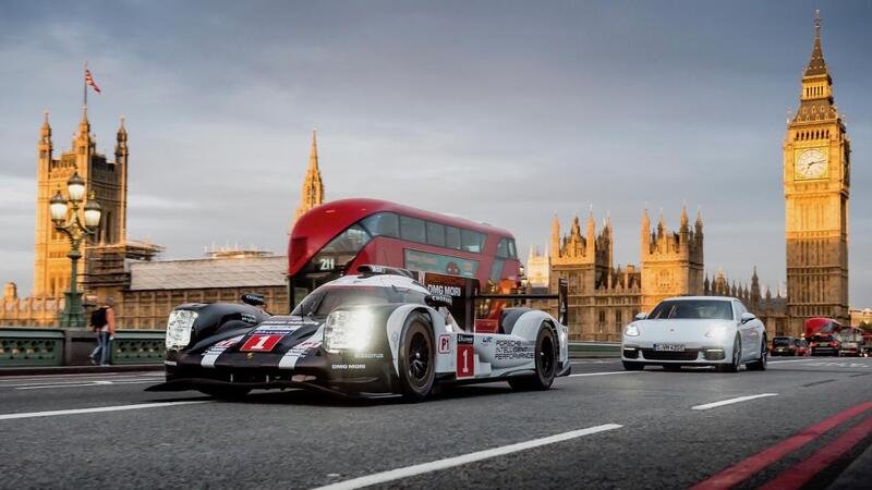 Porsche, Webber in giro per Londra con la 919 Hybrid