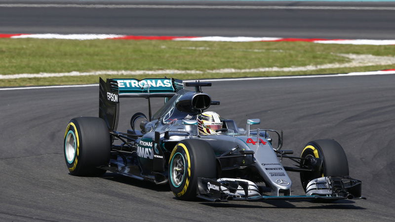 F1, Gp Malesia 2016: pole per Hamilton