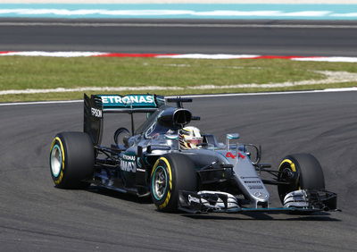 F1, Gp Malesia 2016: pole per Hamilton