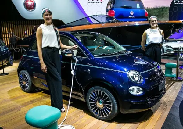 Fiat 500 Riva Tender to Paris: edizione limitatissima al Salone 2016 [Video]