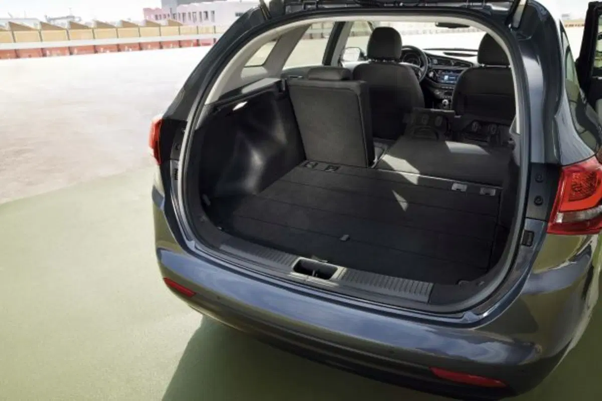 Quale comprare, Confronto: Seat Leon ST 1.6 TDI Vs Kia cee’d SW 1.6 CRDi (10)