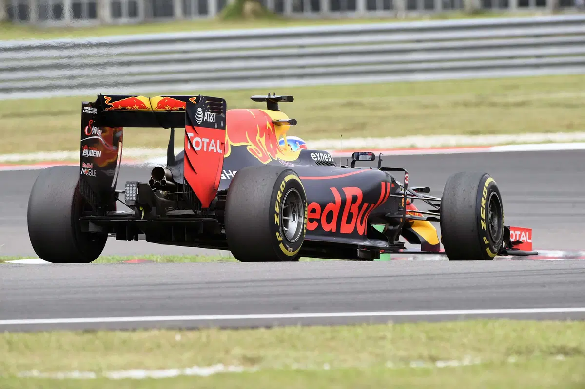 F1, Gp Malesia 2016: pole per Hamilton