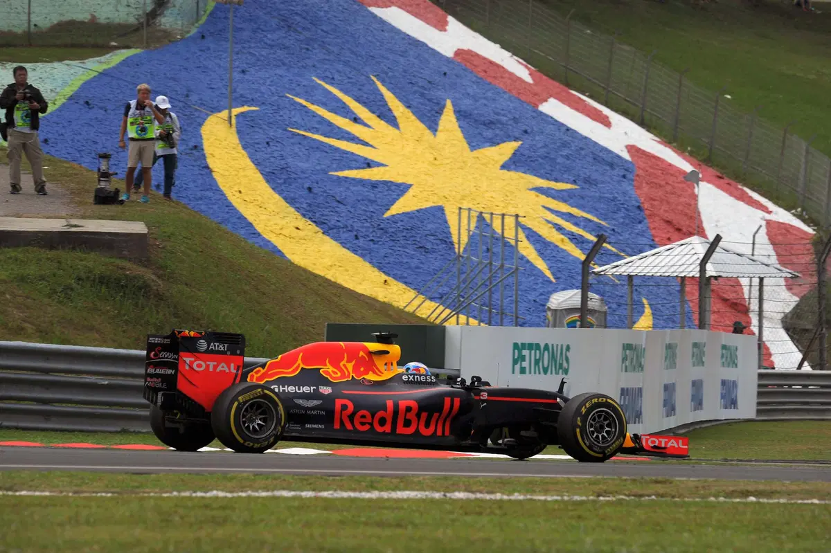 F1, Gp Malesia 2016: pole per Hamilton (13)