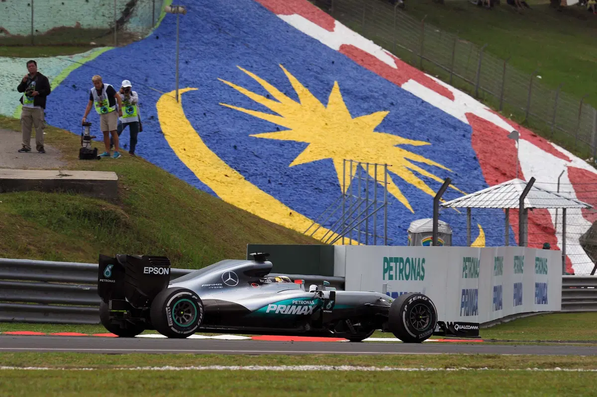 F1, Gp Malesia 2016: pole per Hamilton (10)