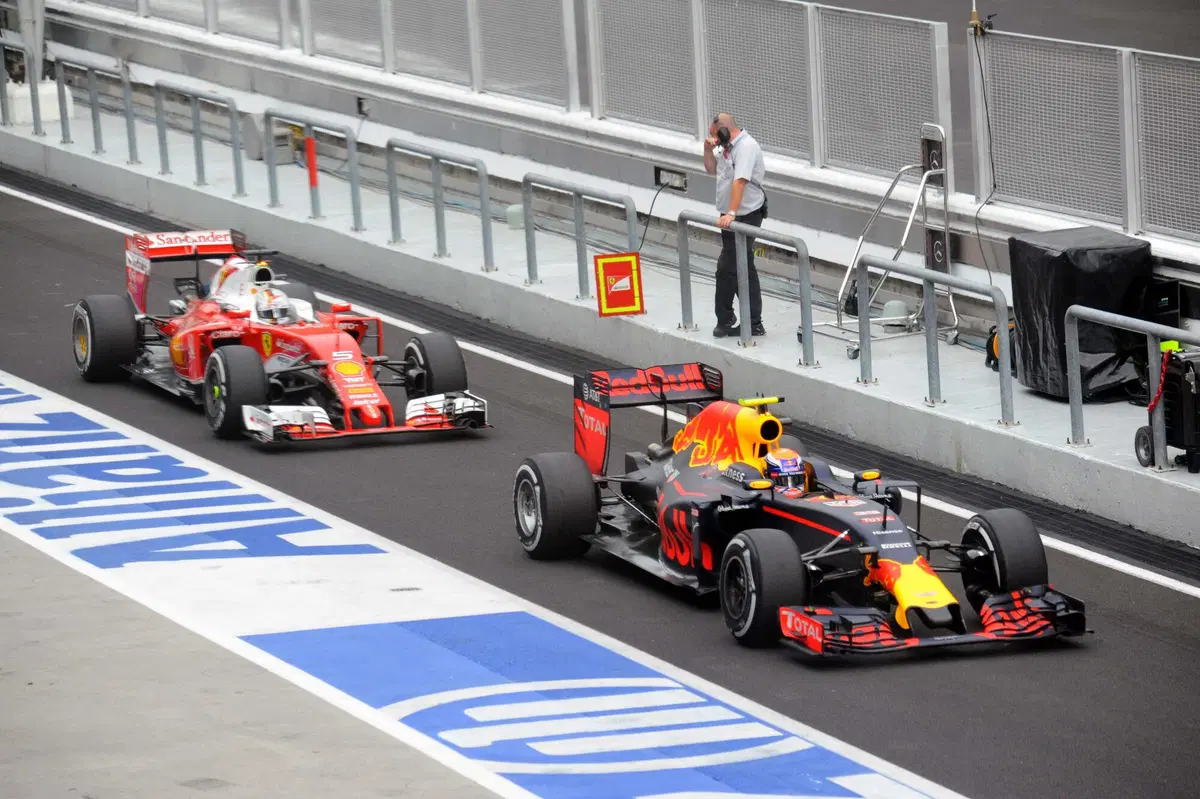 F1, Gp Malesia 2016: pole per Hamilton (14)