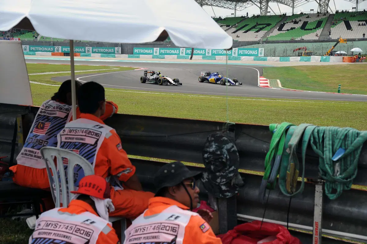 F1, Gp Malesia 2016: pole per Hamilton (22)