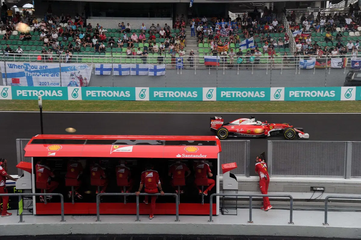 F1, Gp Malesia 2016: pole per Hamilton (25)
