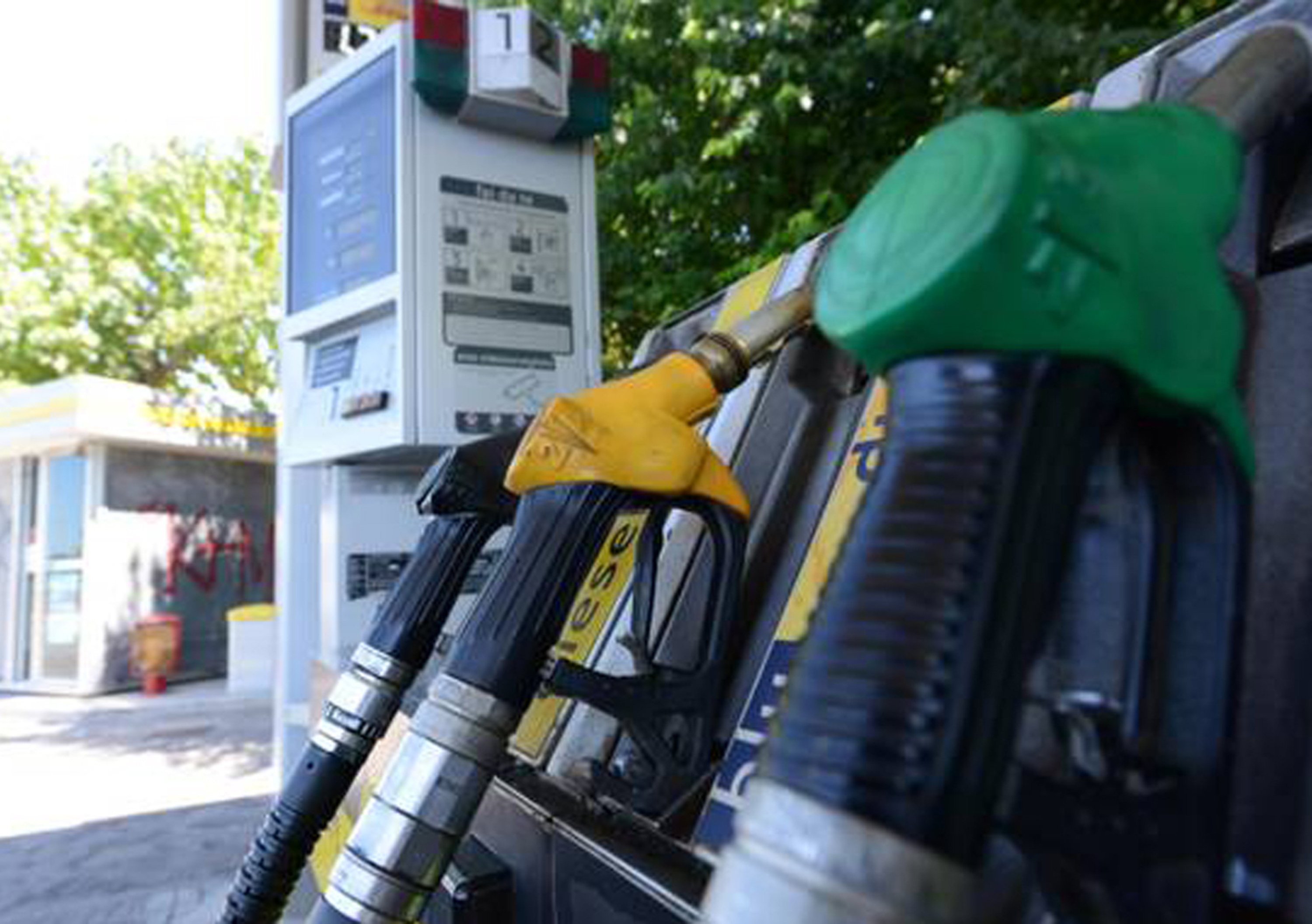 Benzina, gasolio e GPL: prezzi in discesa. Ma &egrave; ancora troppo poco